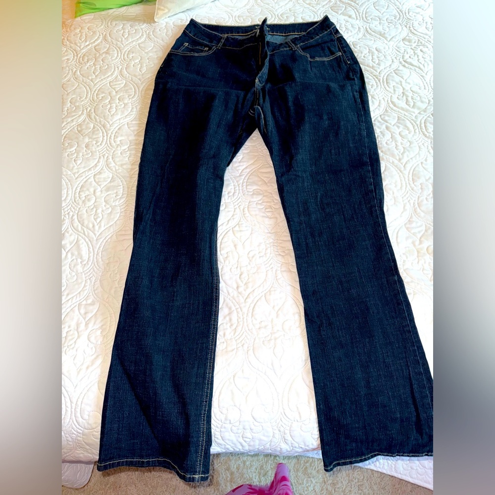 Brand new pair of Riders by Lee bootcut jeans. Worn one time.